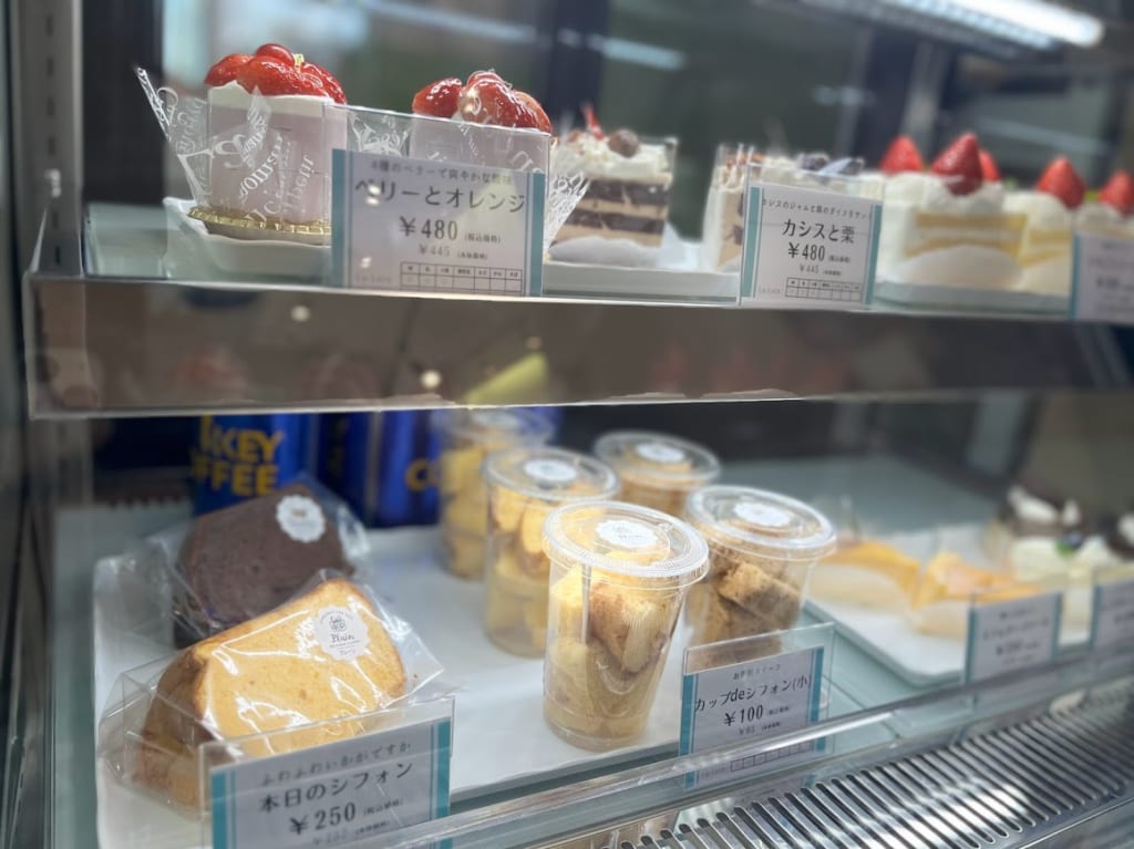 ケーキとホワイトニングのお店